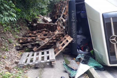 Caminhão carregado de pallets tomba e interdita subida da serra