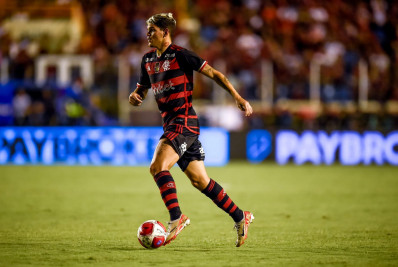 Tite indica retorno de Ayrton Lucas na escalação do Flamengo para duelo com o Fluminense