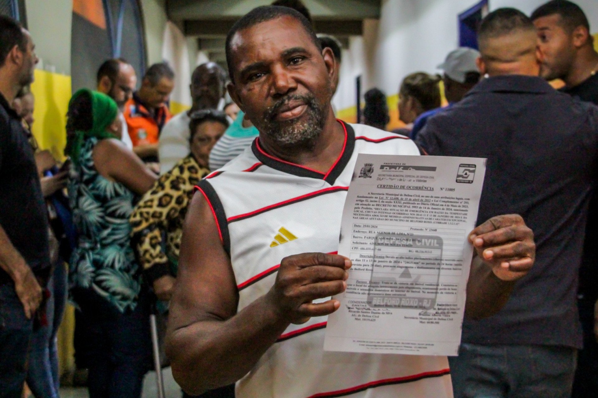 Morador do Parque Amorim, Adilson de Souza, foi um dos primeiros a entregar documentos e receber o laudo - Kristian Amarante/PMBR