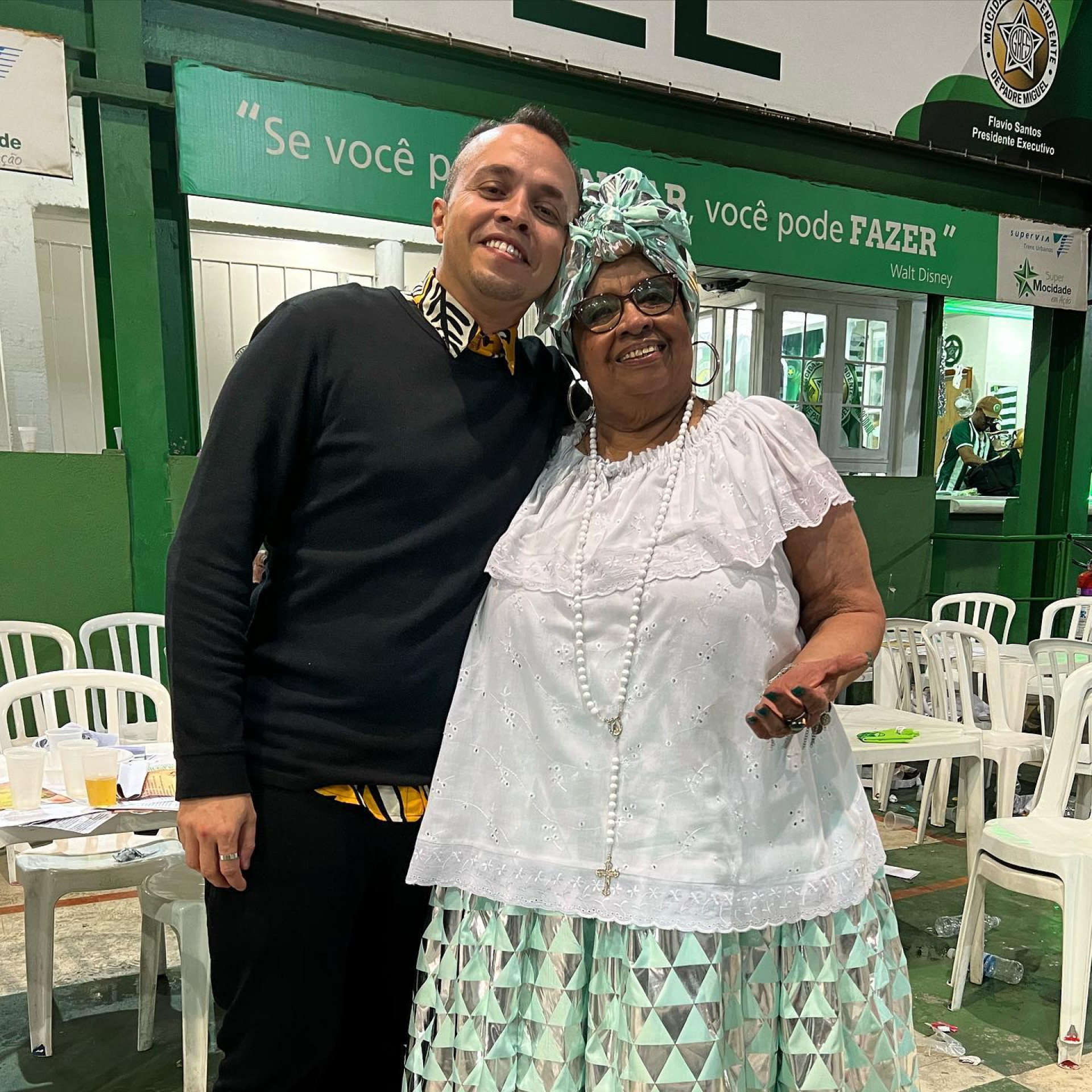 Marcus Ferreira foi responsável por dois desfiles da Mocidade; na imagem, ele posa com a baluarte Tia Nilda - Reprodução / Facebook