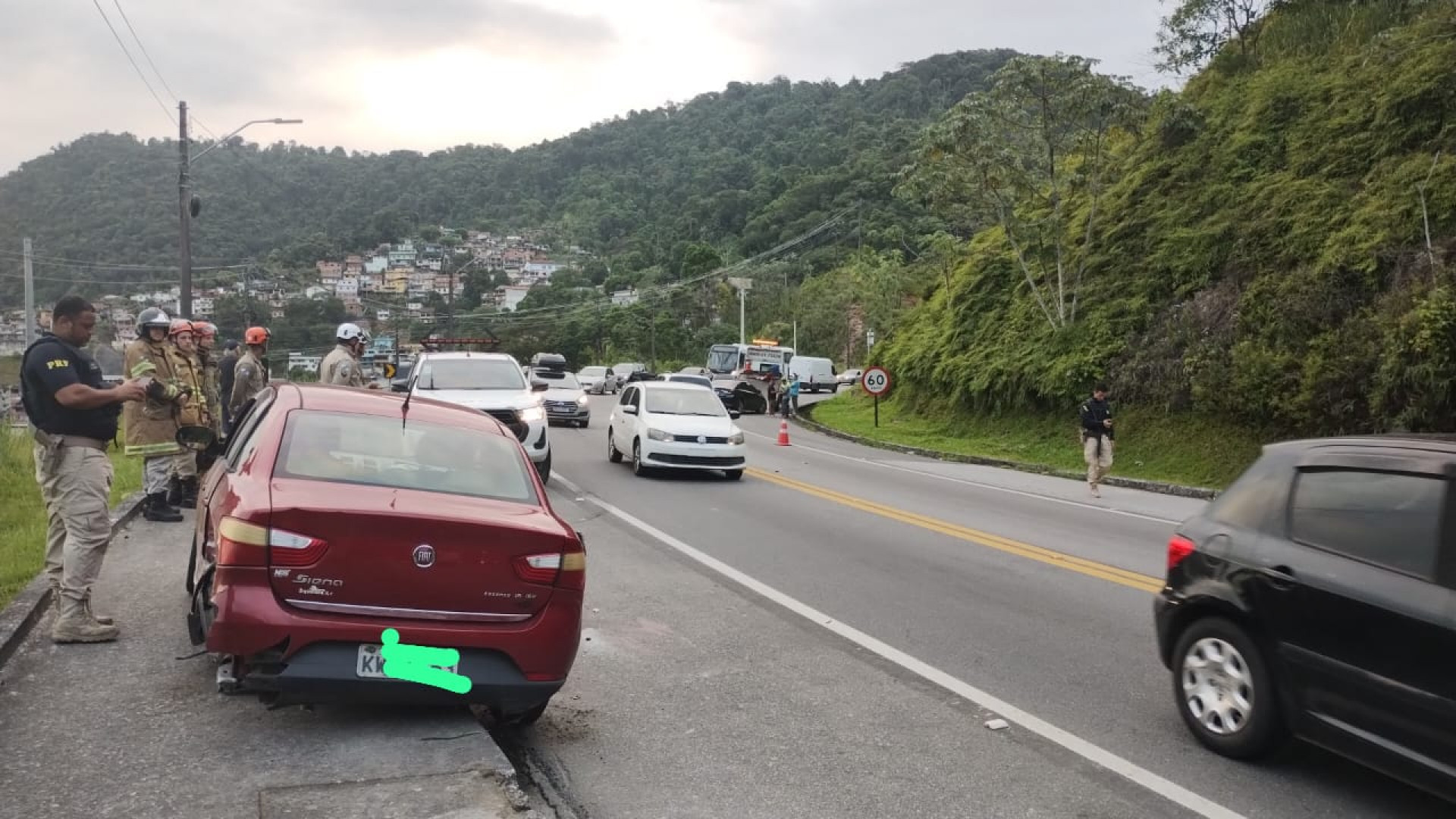 Trânsito  fluiu em meia pista com lentidão por conta do acidente - Divulgação/CBMERJ