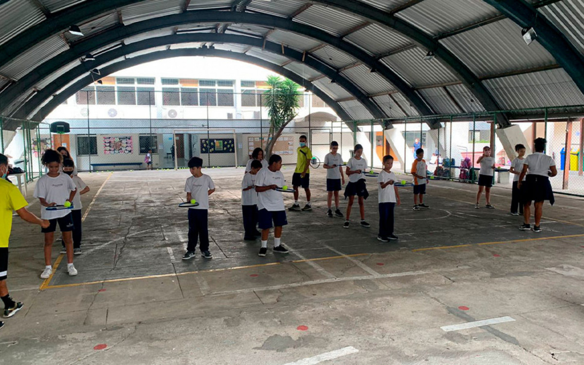 Instituto Futuro Bom ensina tênis em escolas públicas - Divulgação