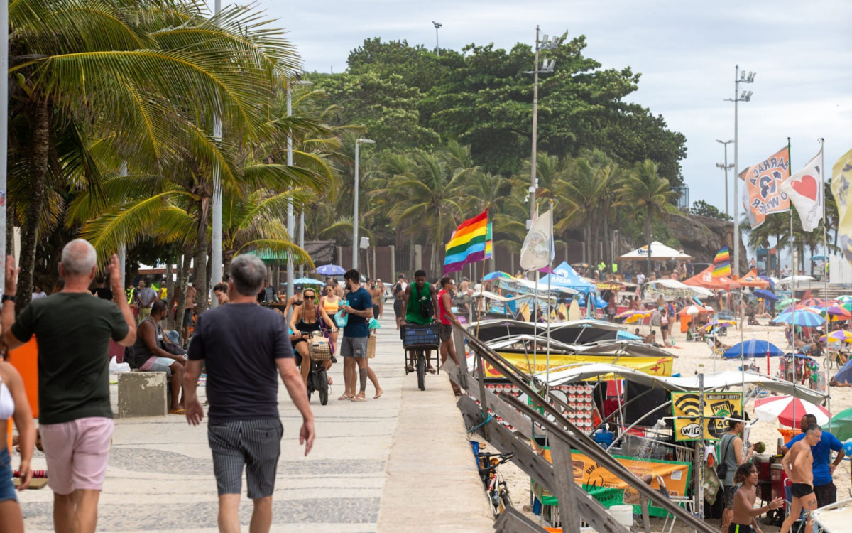 Praia do Arpoador, em Ipanema, com movimento intenso, neste sábado - Renan Areias / Agência O Dia