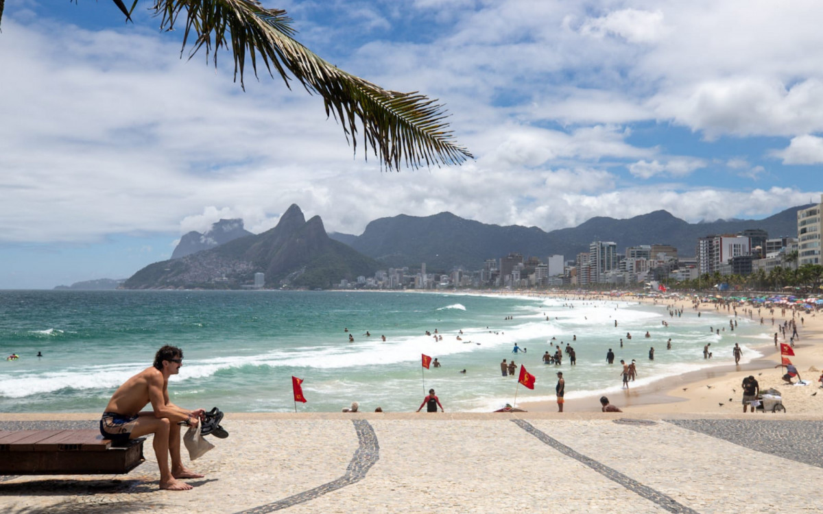 Praia do Arpoador, na Zona Sul, é destino de cariocas que fogem da folia - Renan Areias / Agência O Dia