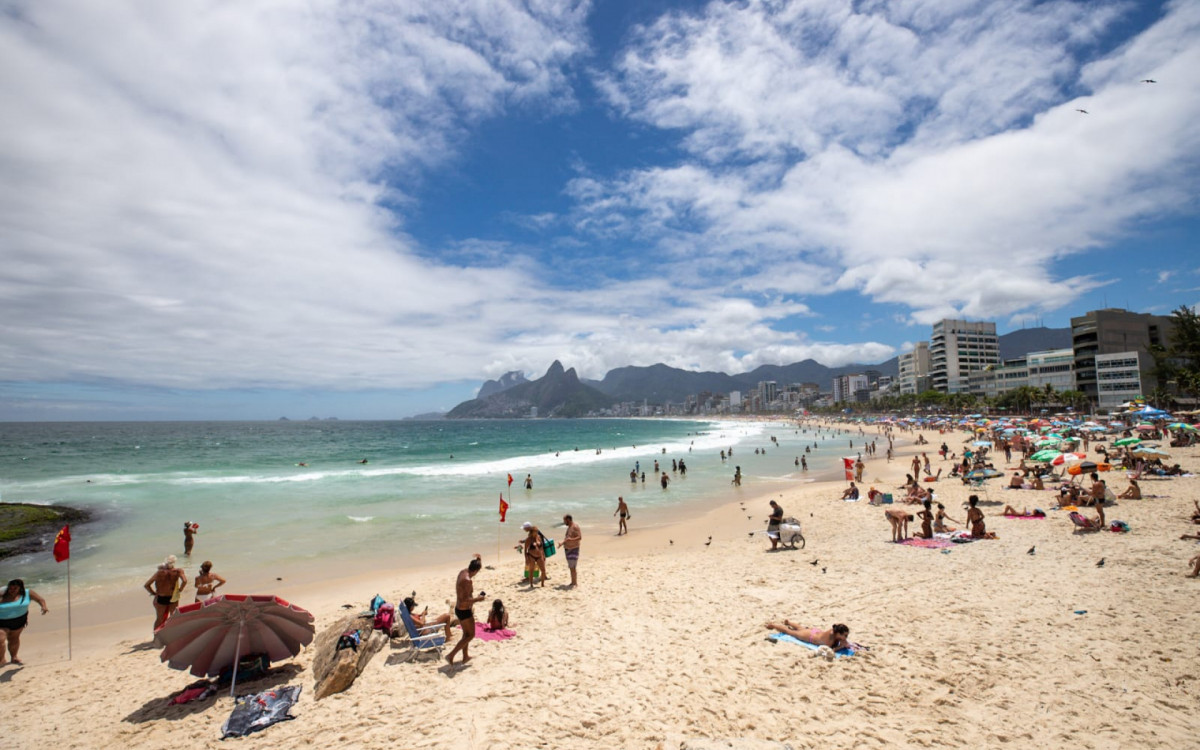 Cariocas aproveitam dia de sol na Praia do Arpoador, considerada uma das mais bonitas do mundo - Renan Areias / Agência O Dia