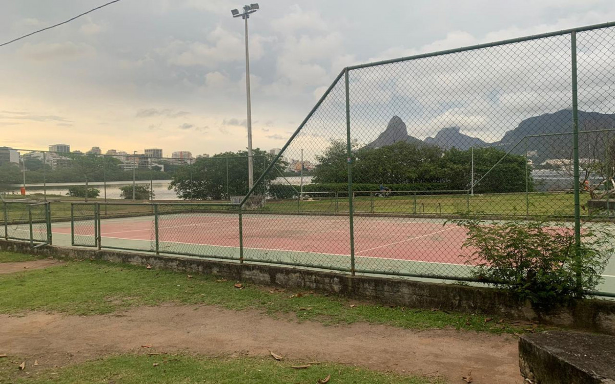 Quadra de tênis da Lagoa, totalmente destruída, antes de ser adotada pelo Instituto Futuro Bom - Divulgação