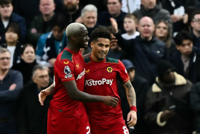 Ex-volante do Flamengo marca duas vezes e se destaca no Campeonato Inglês