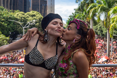 Leticia Colin enche Anitta de elogios após curtir bloco da 'poderosa' no Rio: 'Melhor do mundo'