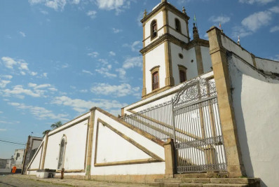 Pesquisadores criticam comparação de número de igrejas e escolas