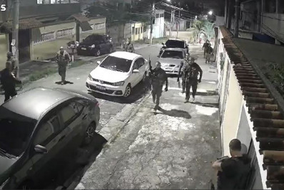 Vídeo: PM abre fogo amigo durante operação na Zona Norte