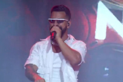 Dennis DJ trolla brothers com toque de Big Fone durante festa