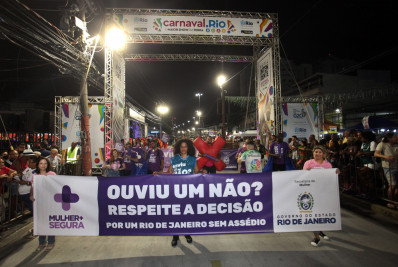 Desfiles na Intendente Magalhães recebem campanha de combate à violência contra a mulher