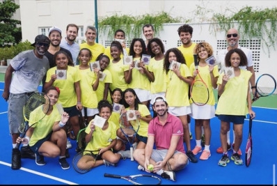 Projeto social ensina tênis, um esporte de elite, a crianças e adolescentes em situação de vulnerabilidade