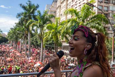 Anitta arrasta multidão no Centro do Rio e fecha Carnaval com chave de ouro