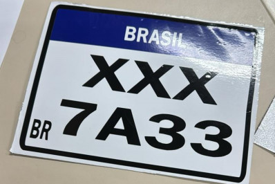 Dono de gráfica é preso por produzir adesivos que simulam placas de veículos 