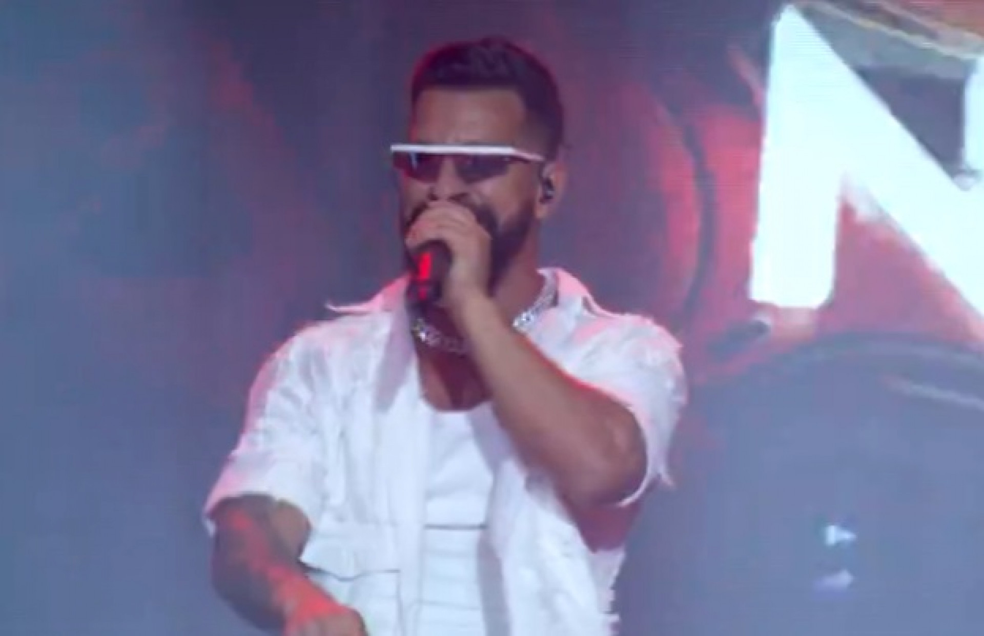 Dennis DJ brinca com participantes durante festa do 'BBB 24' - Reprodução de vídeo / TV Globo