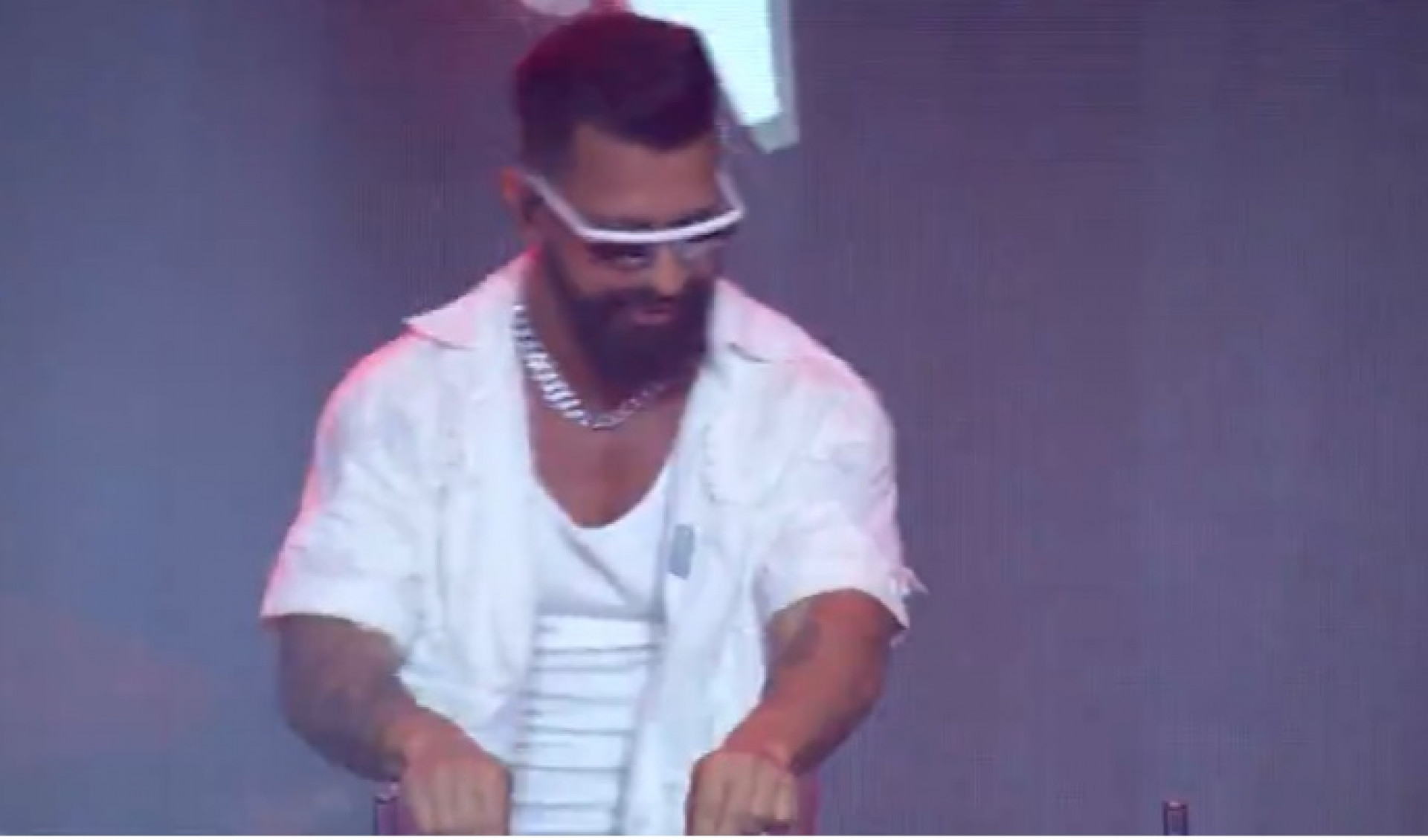 Dennis DJ brinca com participantes durante festa do 'BBB 24' - Reprodução de vídeo / TV Globo