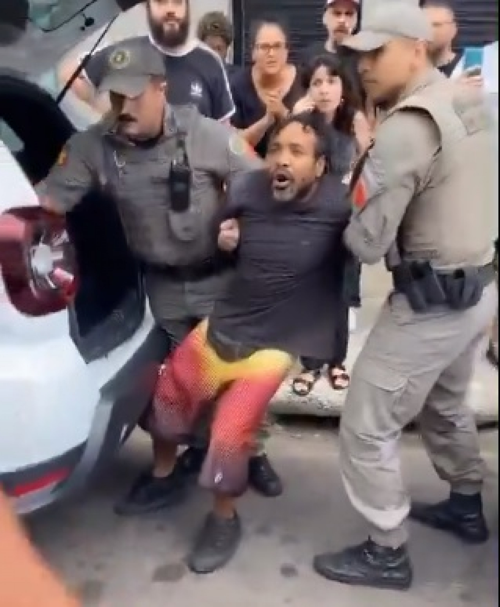 Ewérton Guadeli da Silva, de 40 anos, foi esfaqueado e ainda foi preso pela Polícia Militar