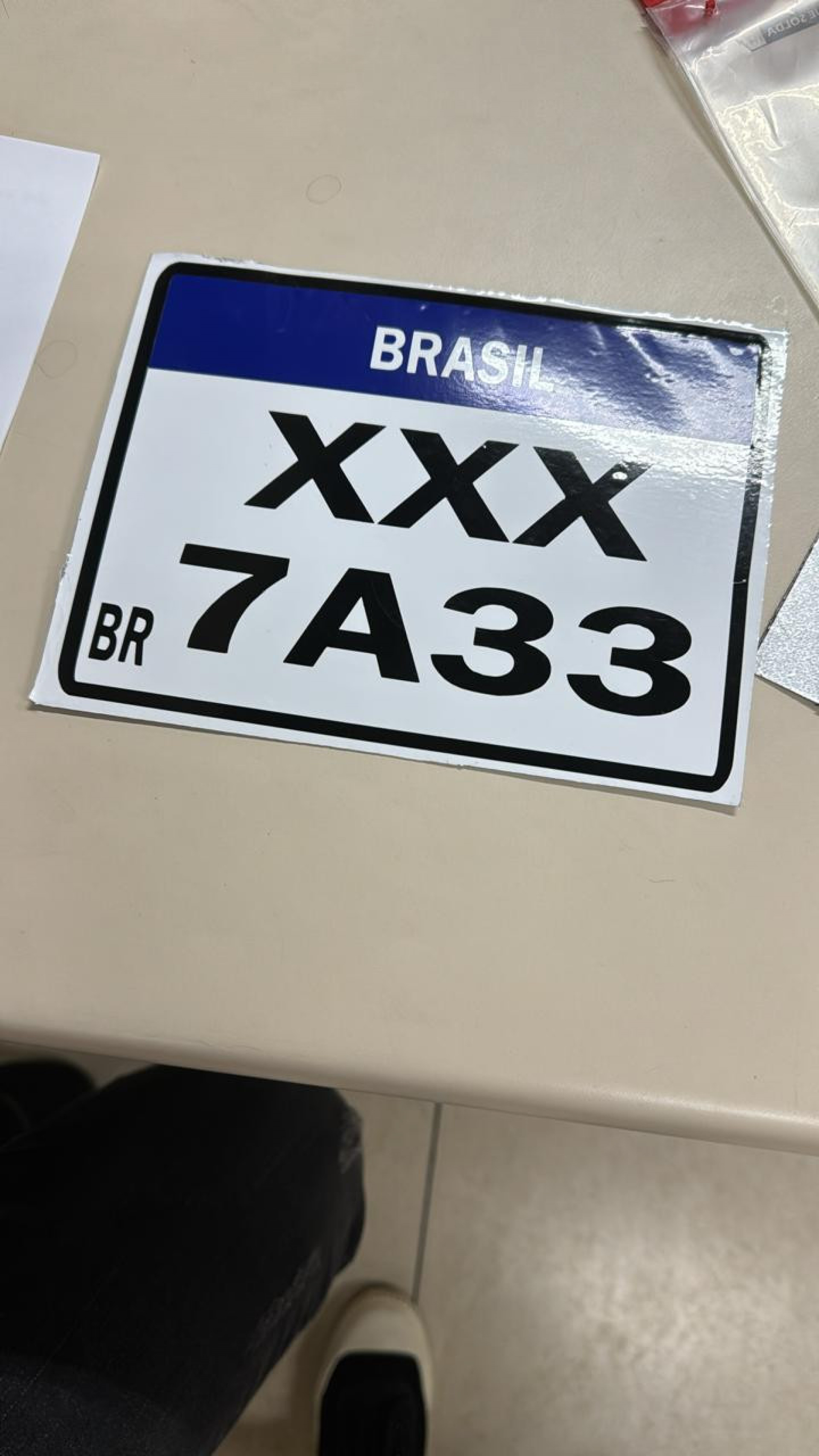 Adesivos simulavam placas de veículos 