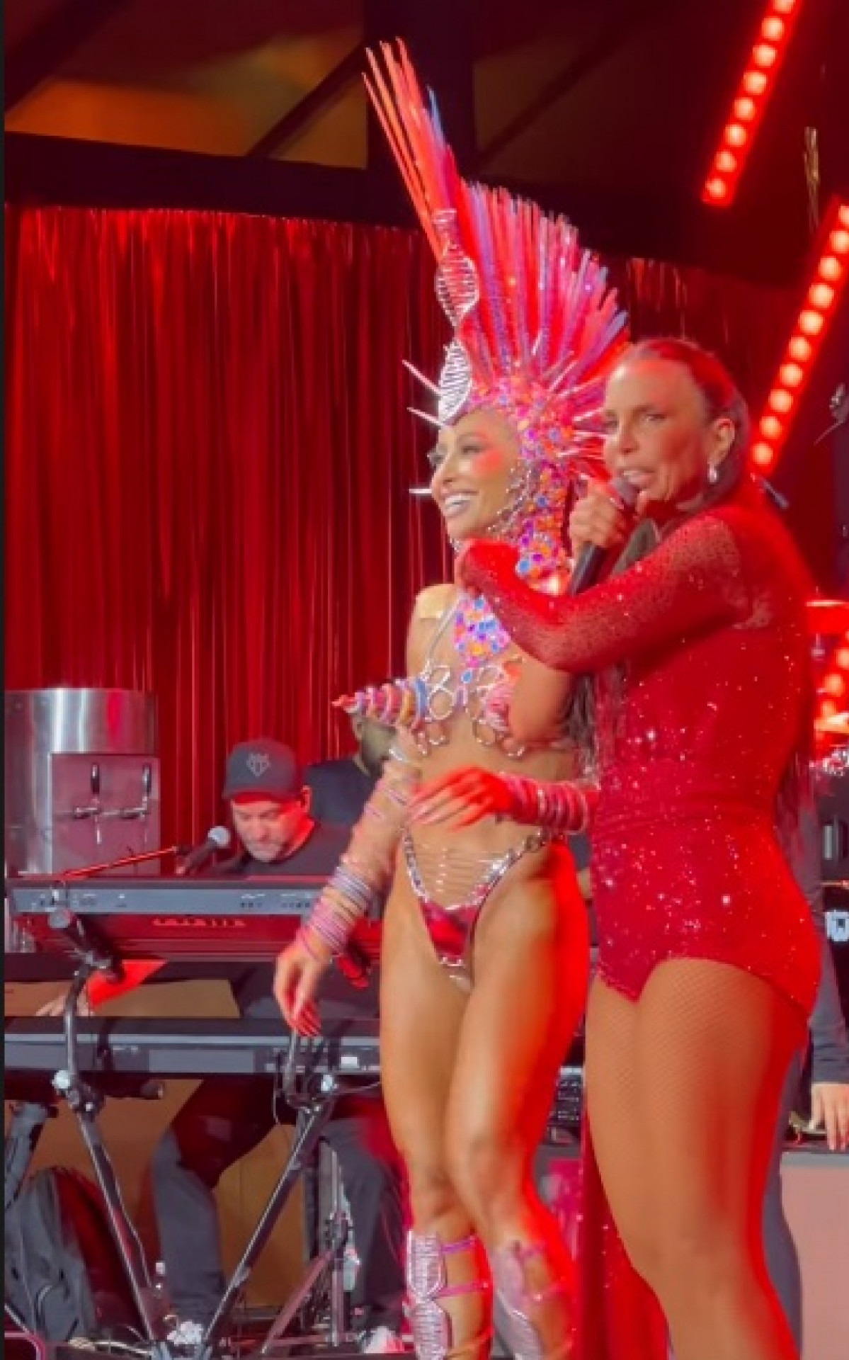 Ivete Sangalo brinca com Sabrina Sato - Reprodução do Instagram