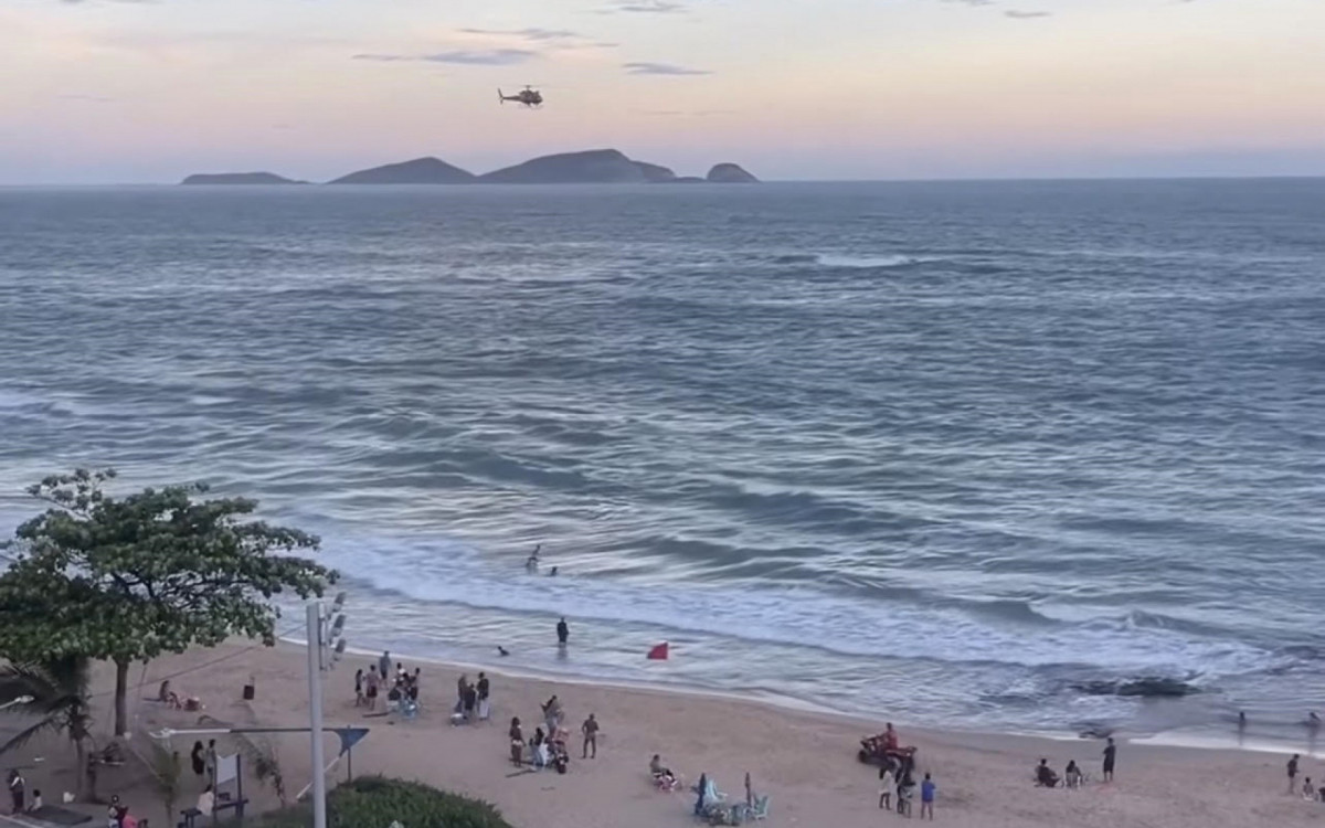 Recursos a&eacute;reos, como um helic&oacute;ptero, e aqu&aacute;ticos, incluindo um jet-ski e botes, est&atilde;o sendo empregados para auxiliar nas buscas