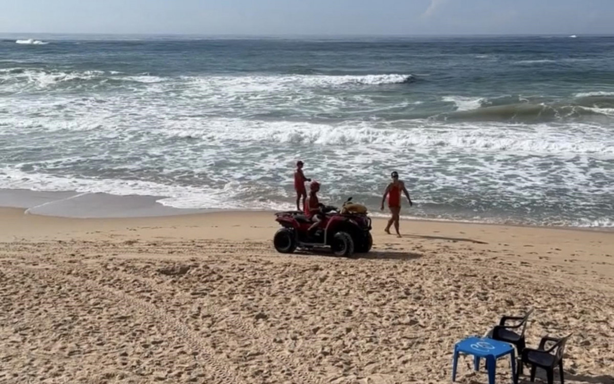 Recursos a&eacute;reos, como um helic&oacute;ptero, e aqu&aacute;ticos, incluindo um jet-ski e botes, est&atilde;o sendo empregados para auxiliar nas buscas