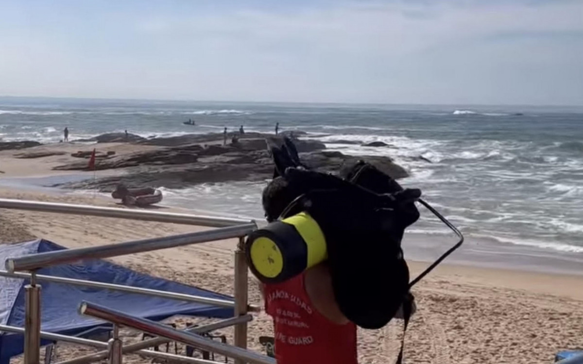 Recursos a&eacute;reos, como um helic&oacute;ptero, e aqu&aacute;ticos, incluindo um jet-ski e botes, est&atilde;o sendo empregados para auxiliar nas buscas