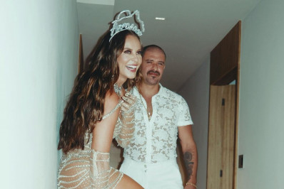 Depois de sucesso como onça, Paolla Oliveira elege look transparente para desfile das campeãs