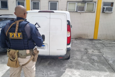 PRF recupera na Rodovia Presidente Dutra carro roubado em Belford Roxo