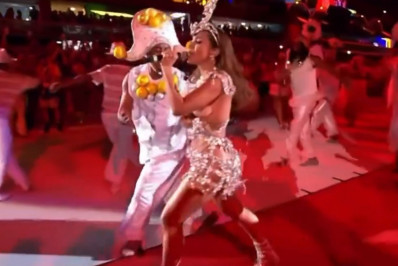 Vídeo! Vestido de Anitta arrebenta durante apresentação na Sapucaí