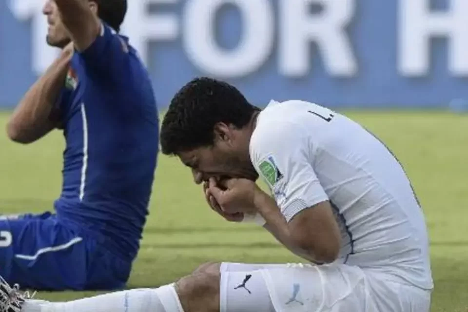 Suárez revela que mordida em zagueiro italiano freou interesse do Real Madrid