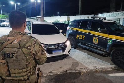 Homem flagrado com carro roubado foge da PRF e deixa a família para trás