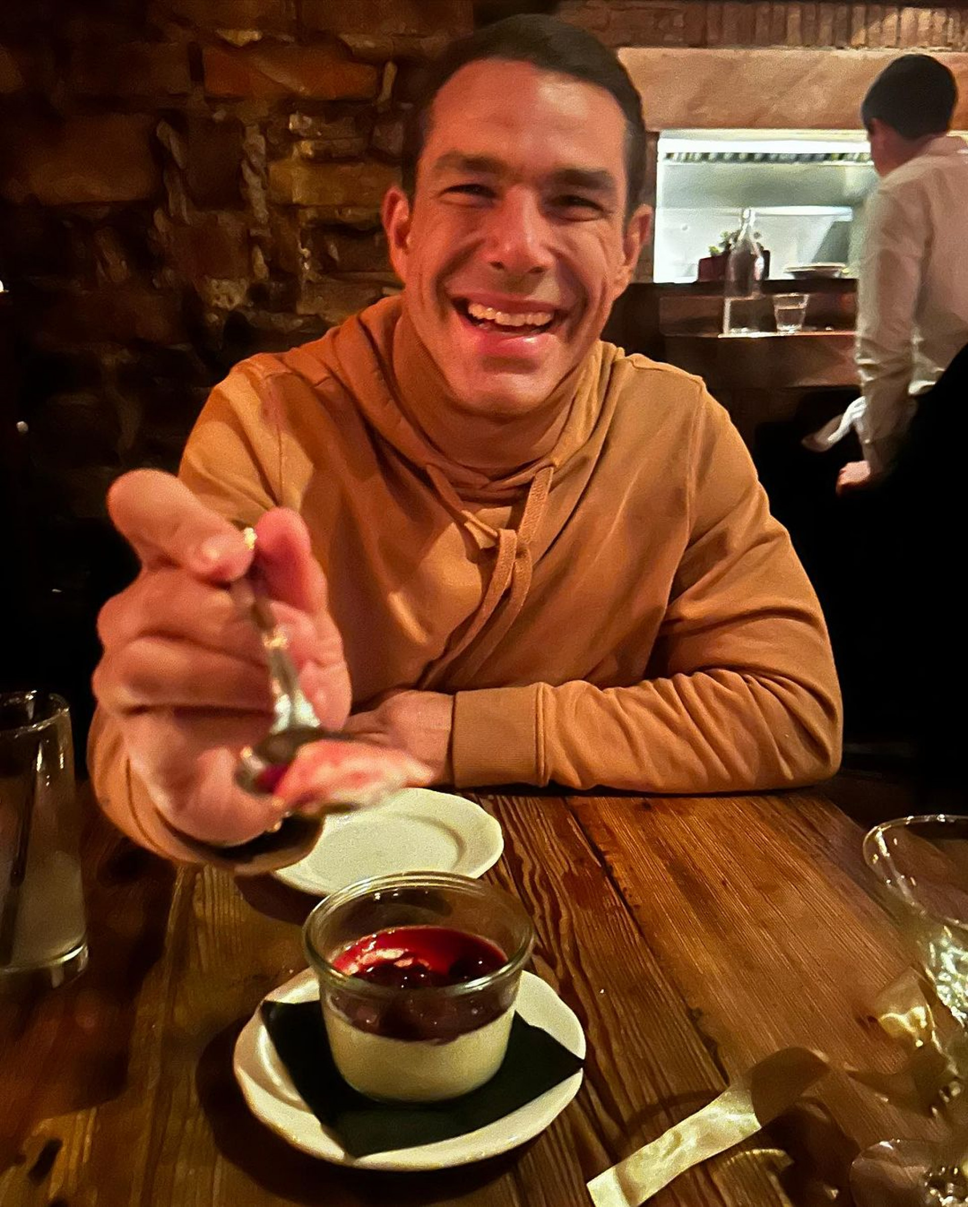 Marcus Buaiz comemora aniversário de 37 anos de Isis Valverde ao lado da noiva - Reprodução/Instagram