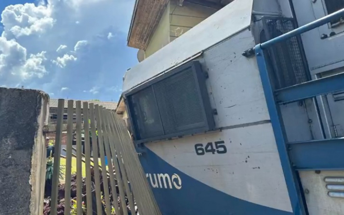 Vagão de trem atinge casa na região