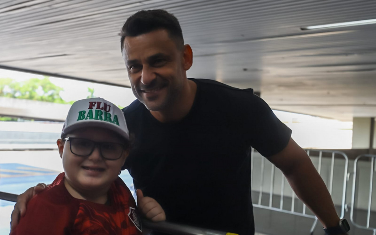 Igor da Encarna&ccedil;&atilde;o, 9 anos, estava com a m&atilde;e para ver o  embarque - Renan Areias/ Ag&ecirc;ncia O Dia