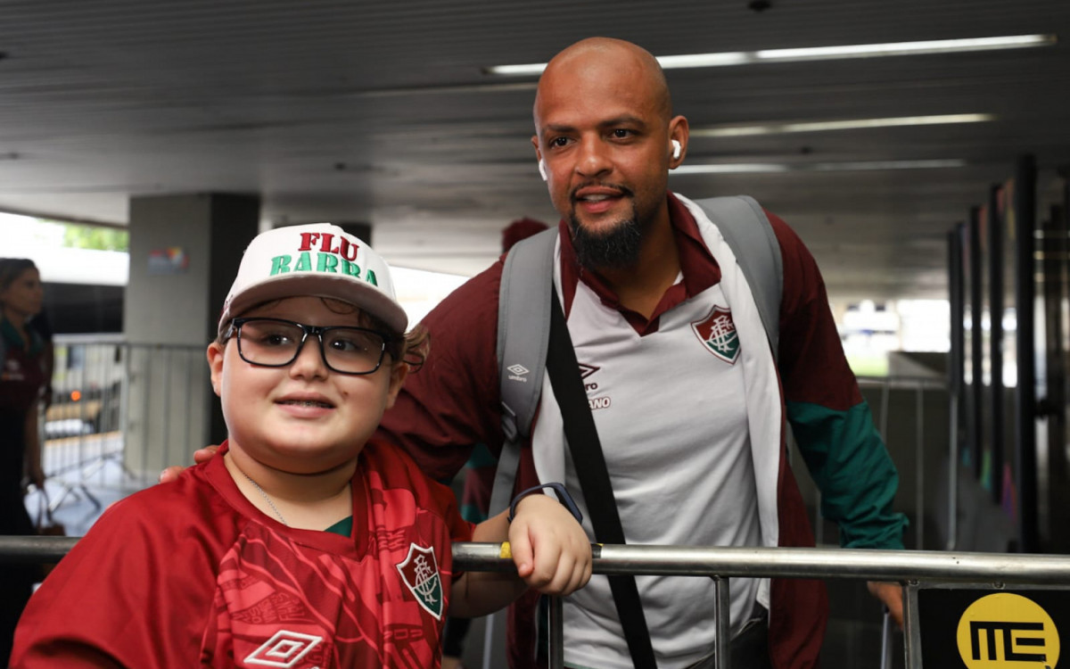 Igor da Encarnação, 9 anos, estava com a mãe para ver o embarque