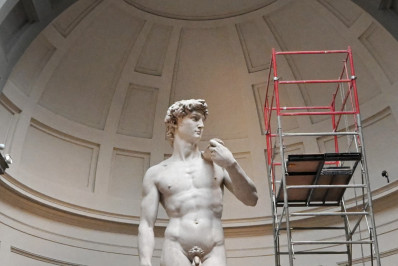 Estátua de David passa por sessão de limpeza em Florença, na Itália