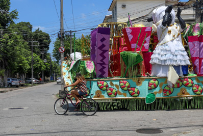 Acabou a festa, mas alegorias da Intendente Magalhães seguem nas ruas de Oswaldo Cruz 