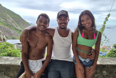 Xamã grava clipe no Vidigal com participação de Mel Muzzilo e Juan Paiva 