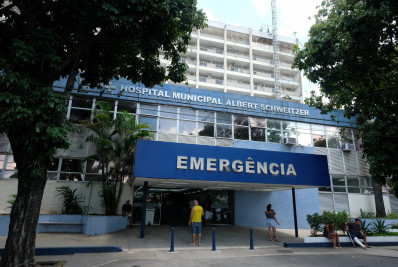 Menino de 8 anos baleado ao lado do pai na Zona Norte recebe alta