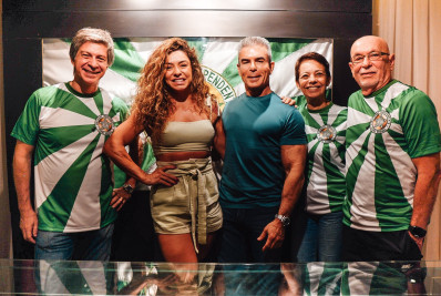 Rogério de Andrade posa para fotos com nova equipe da Mocidade para o Carnaval de 2025