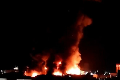 Incêndio de grandes proporções destrói galpão no Porto de Santos