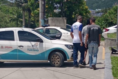 Guia de turismo é flagrado com documentação falsa e levado à delegacia em Arraial do Cabo