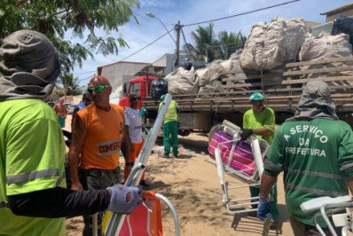 Material depositado irregularmente em área de restinga é removido em Cabo Frio