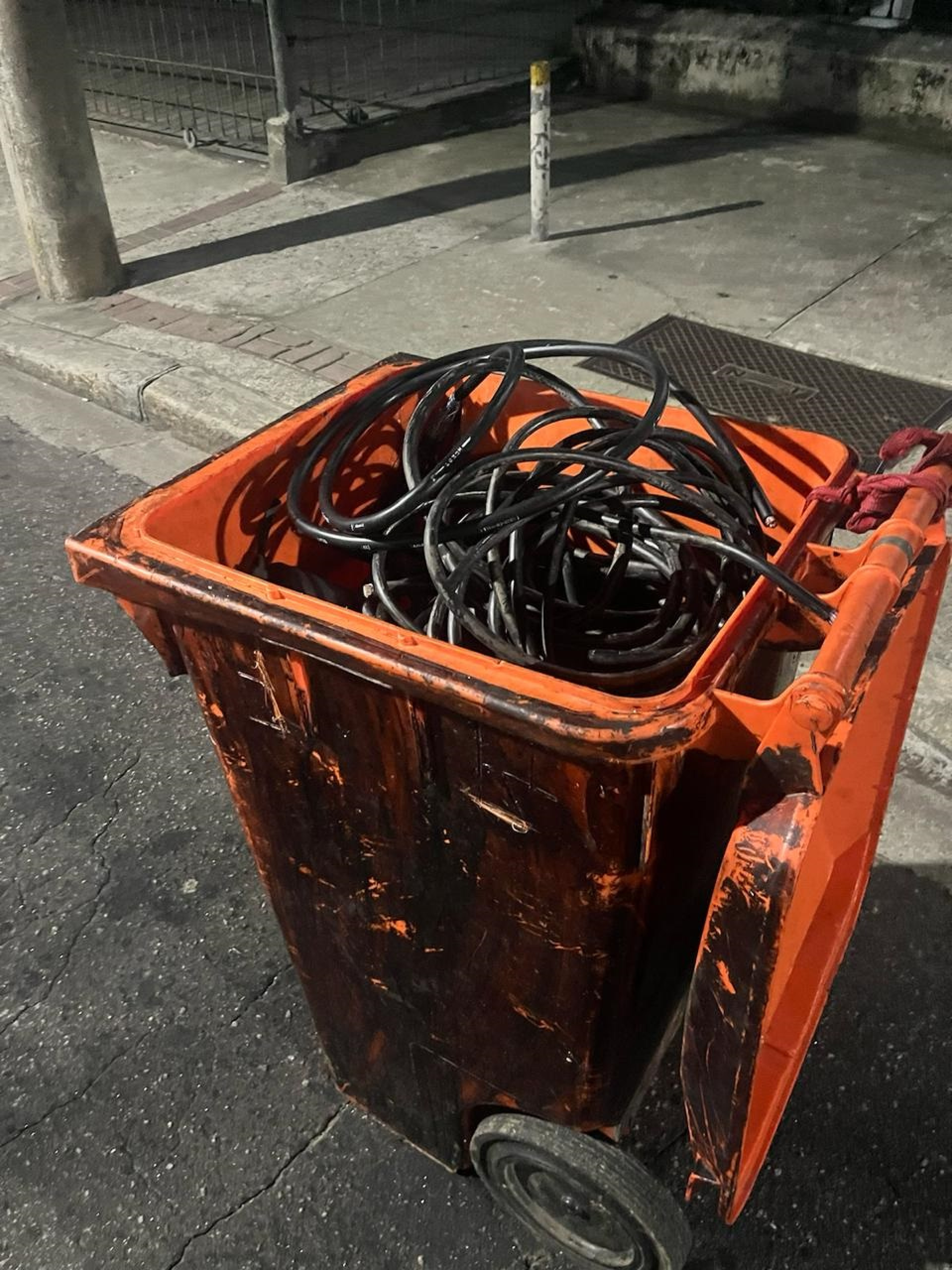 Dupla é presa em flagrante por furtar cabos de energia