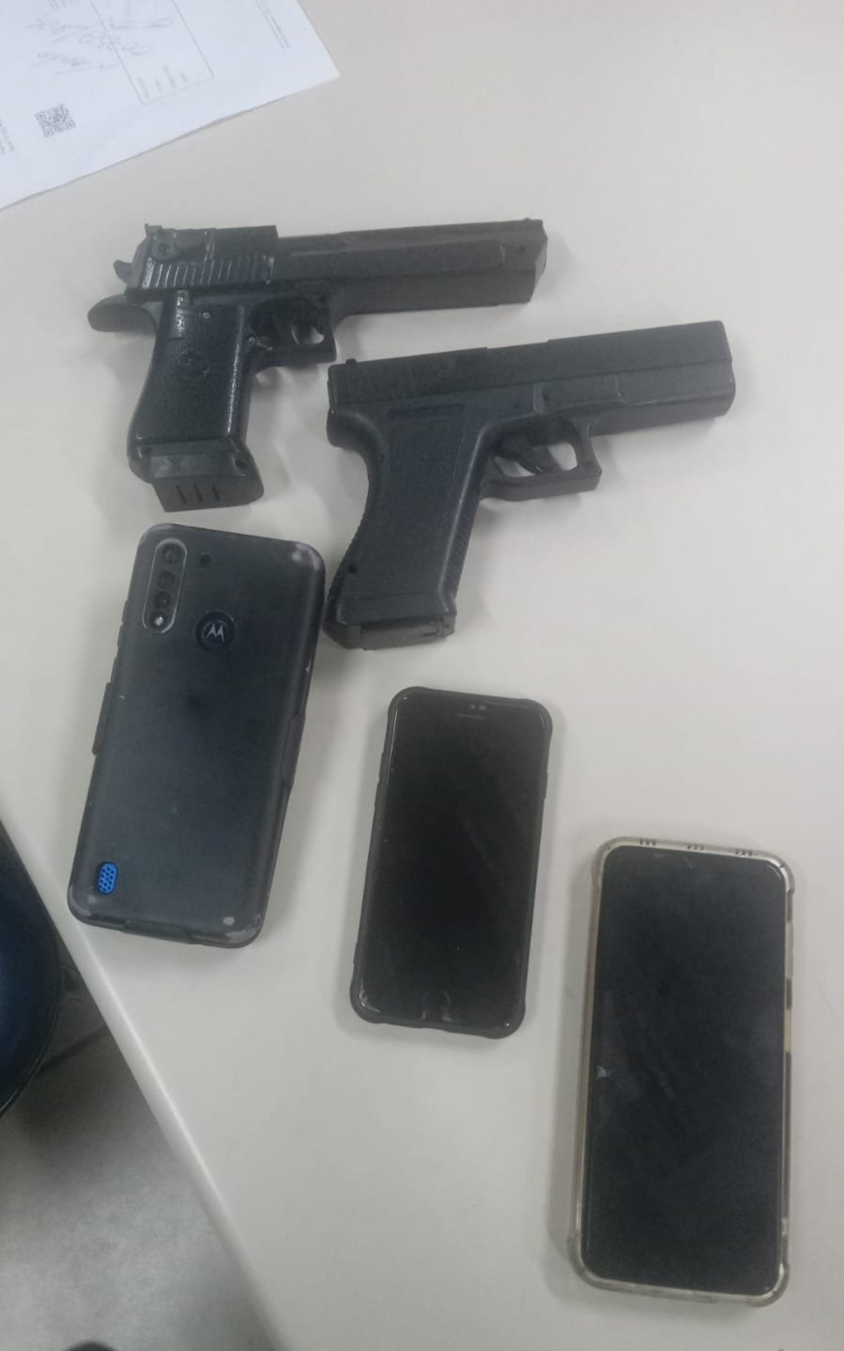 PM recuperou carro roubado e apreendeu dois simulacros de pistola e três celulares - Reprodução