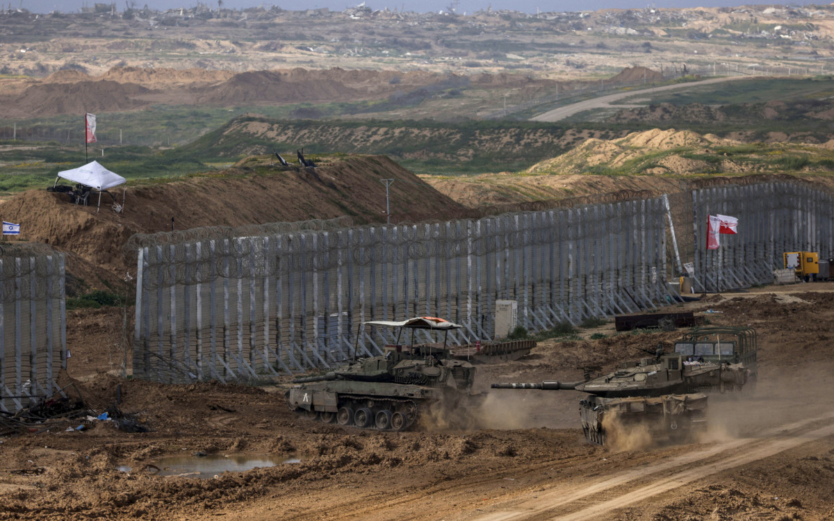 Tanques israelenses atravessam a fronteira com Gaza