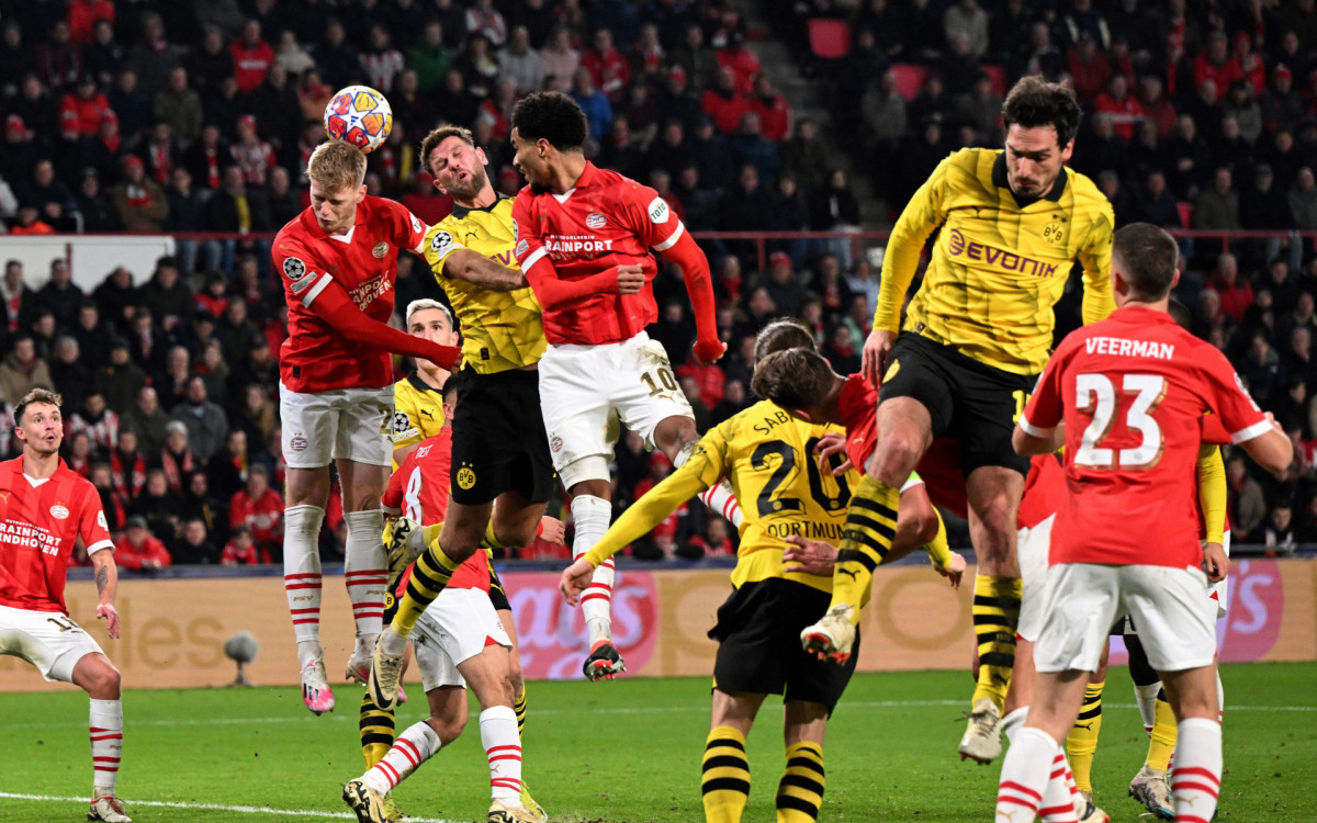 Lance do jogo entre PSV e Borussia Dortmund