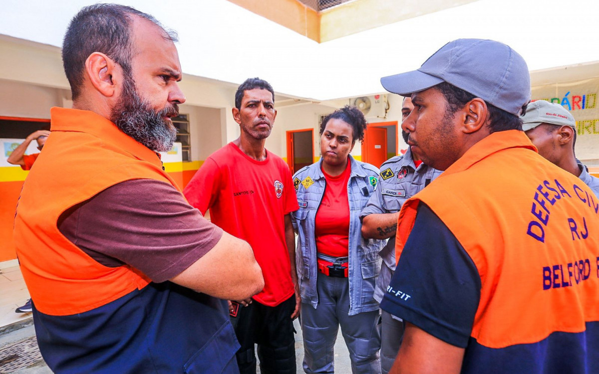 O secretário municipal de Defesa Civil, Alberto Vieira (à esquerda), destacou a importância do mutirão
