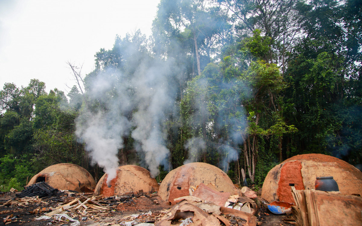 No local, a equipe encontrou cinco dos oito fornos existentes acesos - Divulgação